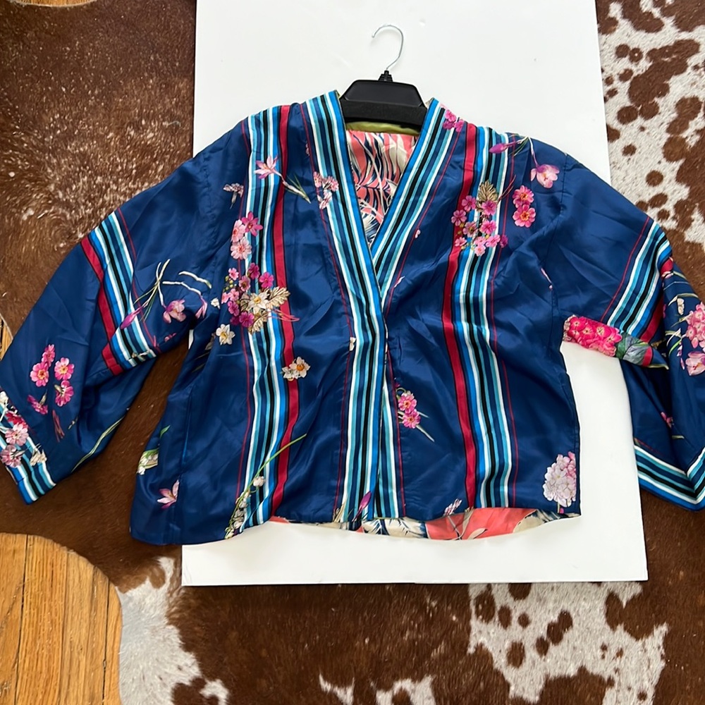 ✨JOHNNY WAS✨ BRAND NEW, GORGEOUS, REVERSIBLE, silk kimono size M.